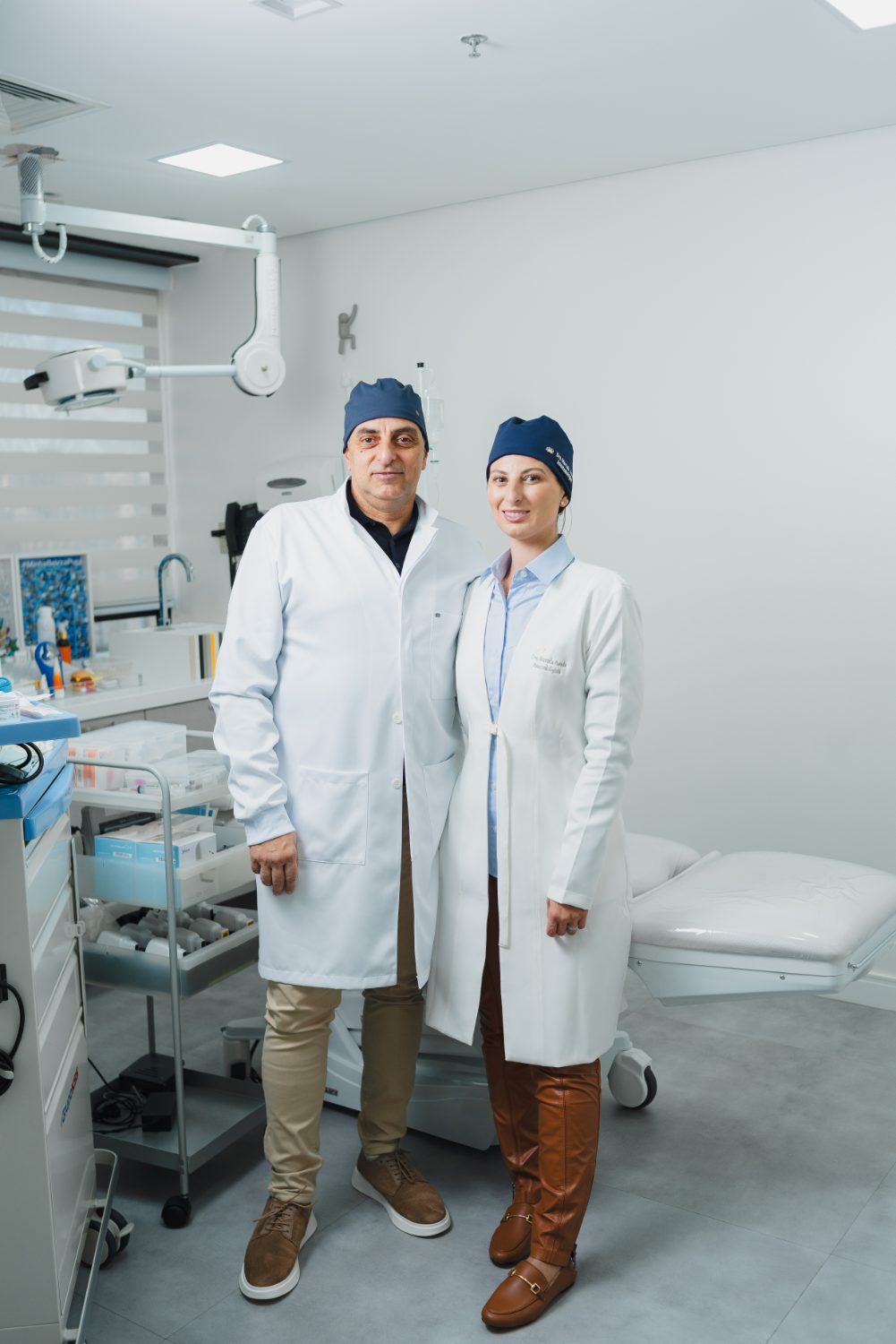 Dr. Marcelo e Dra. Marcela Awada na sala de procedimentos da M2A