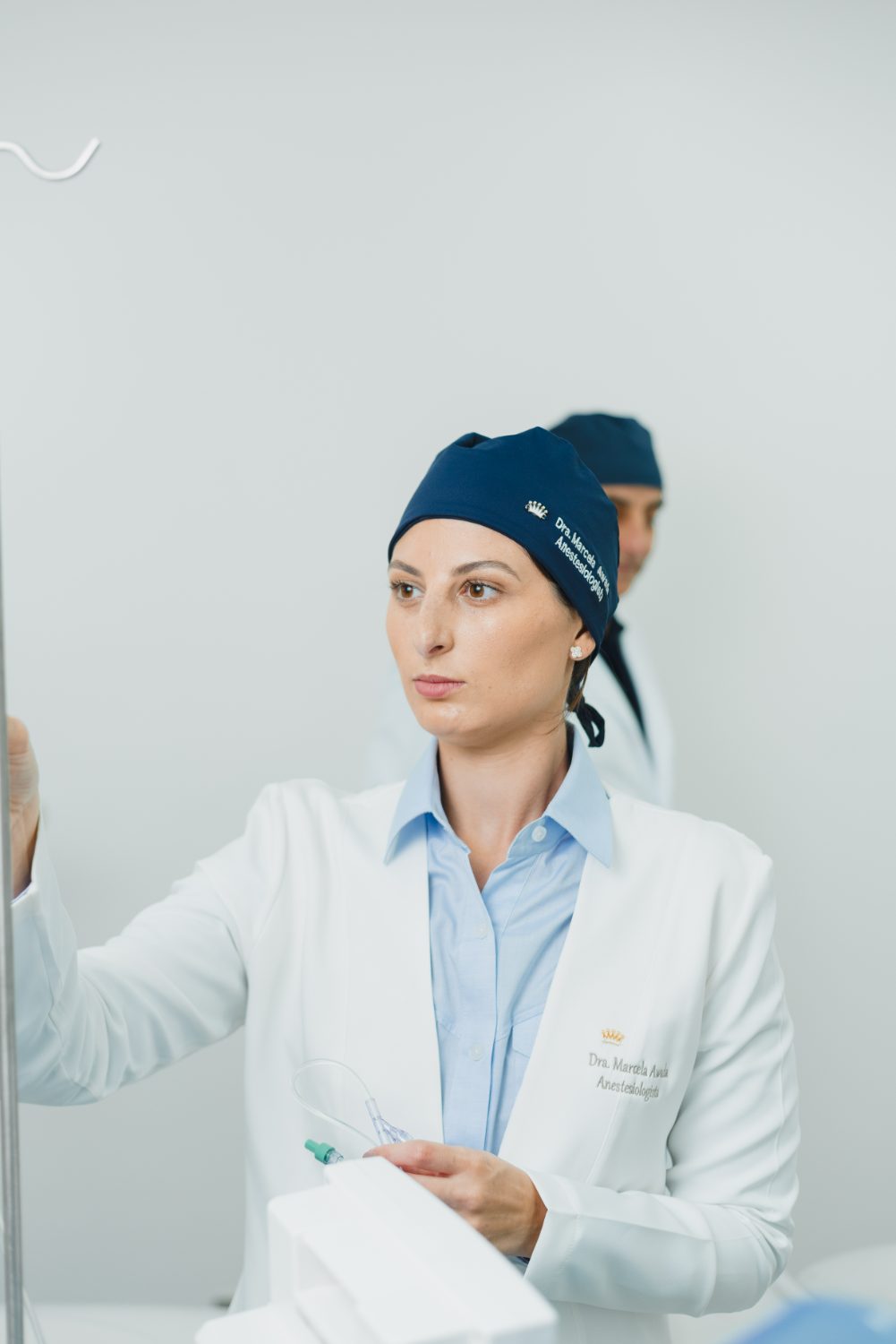 Anestesiologista da M2A preparando a sedação para procedimento dermatológico
